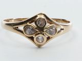 l'image d'une bague en or ornée de diamants