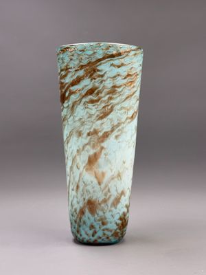 un gros plan d'un vase orné d'un motif marron et bleu