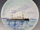 une image représentant une assiette sur laquelle est peinte une image de bateau