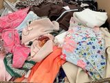 une boîte en carton remplie de vêtements destinés à la vente dans un magasin