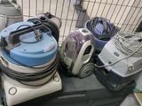 de nombreux modèles d'aspirateurs et d'autres appareils électroménagers exposés sur la table