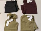 trois paires de pantalons pour homme posées sur une table blanche