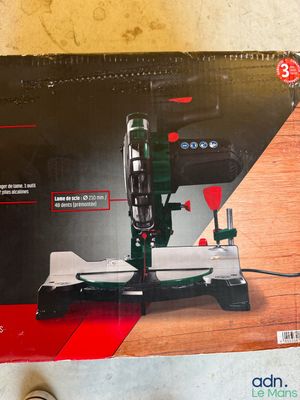 la boîte est ouverte pour montrer le contenu d'une machine à bois