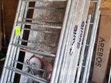 une pile d'échelles métalliques dans un garage