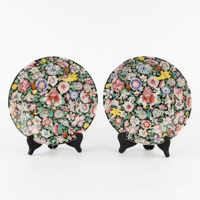 une paire de petites assiettes ornées de motifs floraux