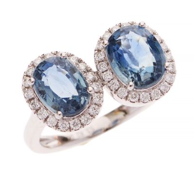 une paire de bagues en saphir bleu et diamants