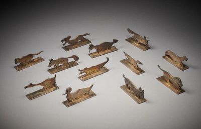 de nombreux animaux en bois exposés sur une table