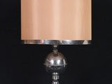 l'image d'une lampe posée sur une table