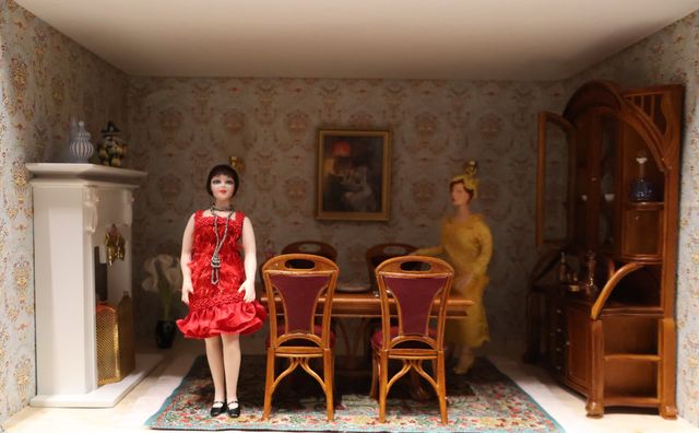 Diorama. Composition miniature, dans une vitrine en bois, vitre e...