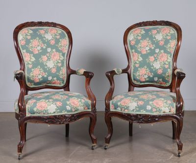 Paire de fauteuils en acajou mouluré et sculpté, garniture d…
