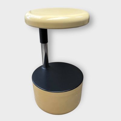 une image d'un tabouret avec une assise noire et une assise jaune