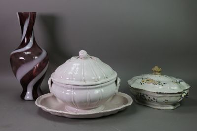 un bol blanc et un bol rose posés sur une table