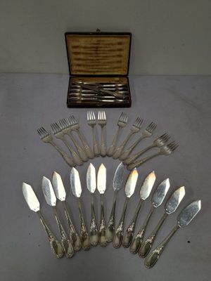 de nombreuses fourchettes et cuillères disposées en cercle sur une table