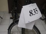 un vélo sur lequel est apposée une pancarte à l'avant