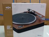 une boîte contenant un tourne-disque, posée sur une table