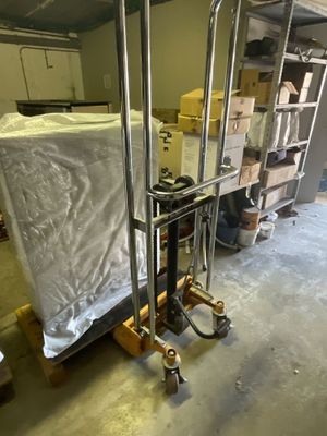 un chariot sur lequel est posé un matelas, dans une pièce