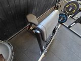 une personne assise sur un banc dans une salle de sport