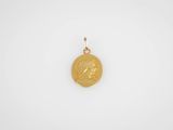 une pièce d'or sur laquelle est représenté le visage d'une femme