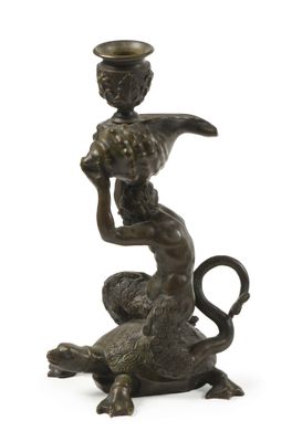 figurine en bronze représentant une femme chevauchant un lion, une coupe sur la tête
