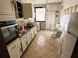 une petite cuisine avec une table et des chaises