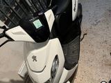 un scooter garé sur le trottoir