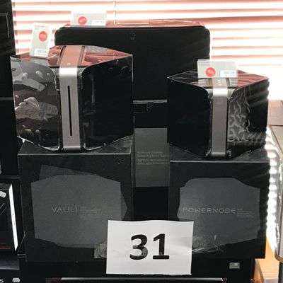 une pile de fours à micro-ondes exposés dans un magasin