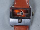 Gros plan sur une montre avec un bracelet en cuir marron