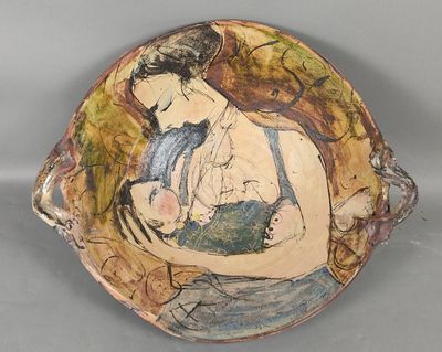 tableau représentant une femme tenant un bébé dans un bol posé sur une table