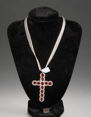 gros plan d'un collier avec une croix sur un mannequin