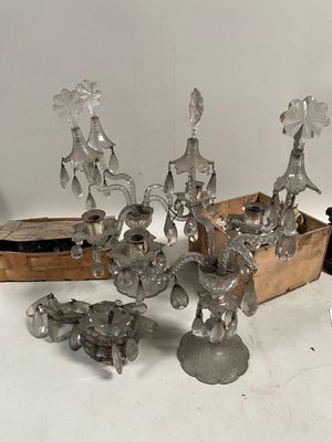 un lot de figurines en verre posées sur une table