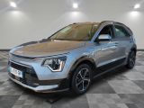 un SUV argenté garé sur un sol en damier dans un garage