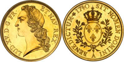 Gros plan sur une pièce d'or ornée d'une couronne