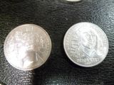 deux pièces d'argent posées sur une surface en cuir noir