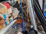 un tas d'objets divers dans un débarras