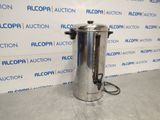 une photo d'une cafetière en acier inoxydable posée sur une table