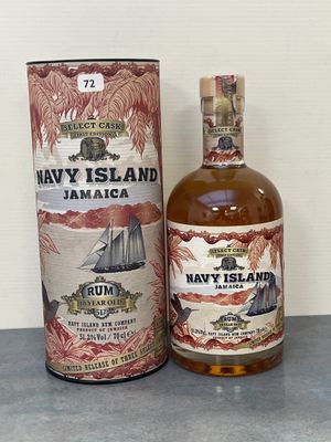 une photo d'une bouteille de « Navy Island Jamaica » posée à côté d'un carton
