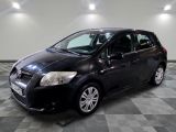 une photo d'une Toyota Yaris noire garée dans un garage