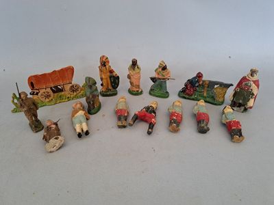 de nombreuses figurines de personnes assises sur une table