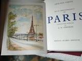 une photo d'un livre sur laquelle figure une image de la tour Eiffel