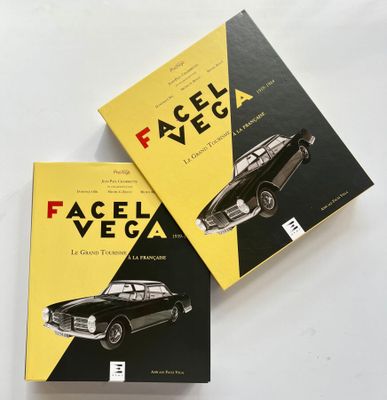 deux livres posés sur une table blanche, avec une couverture noire et jaune