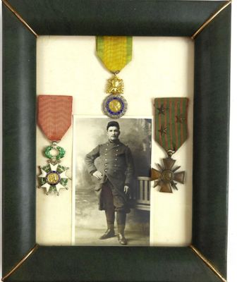une vieille photo d'un homme en uniforme militaire, dans un cadre