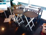 deux tables sur lesquelles sont posés des plateaux, dans une pièce