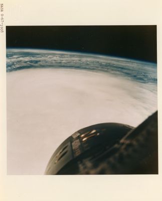 une photo montrant la Terre vue depuis le hublot d'un avion