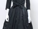 Robe vintage en satin noir des années 1950, ornée d'un nœud