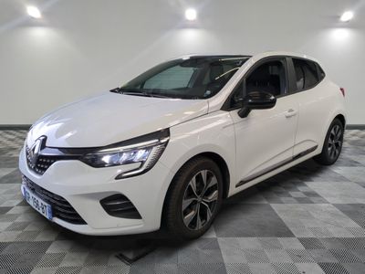 une voiture blanche est garée sur le sol à carreaux d'un garage