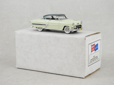 une boîte sur laquelle est posée une petite voiture