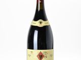 une bouteille de vin posée sur une table