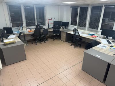 un bureau avec de nombreux bureaux et ordinateurs