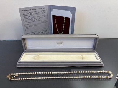 COLLIER de perles en chute à coulants et fermoir en or jaune…