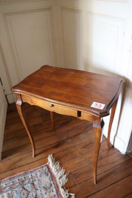 une petite table en bois surmontée d'un tiroir